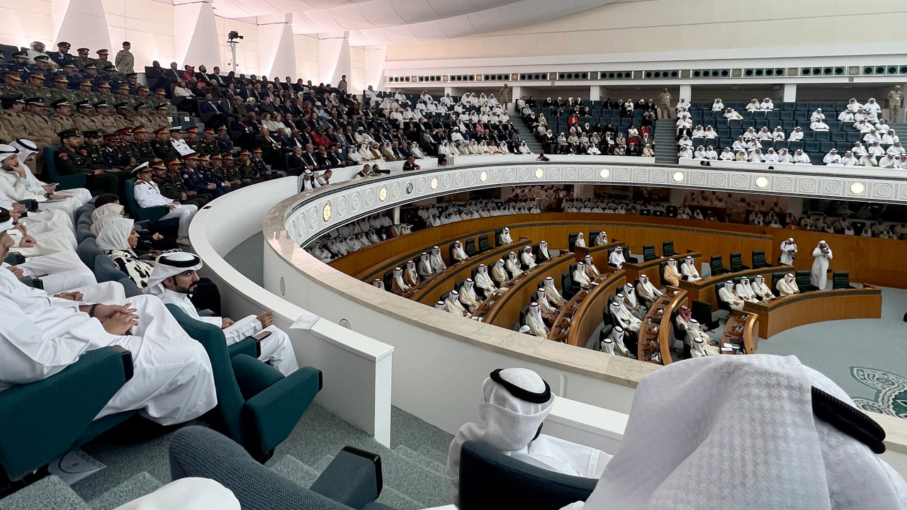 Kuveyt Emiri meclisi feshetti, anayasa maddelerini askıya aldı