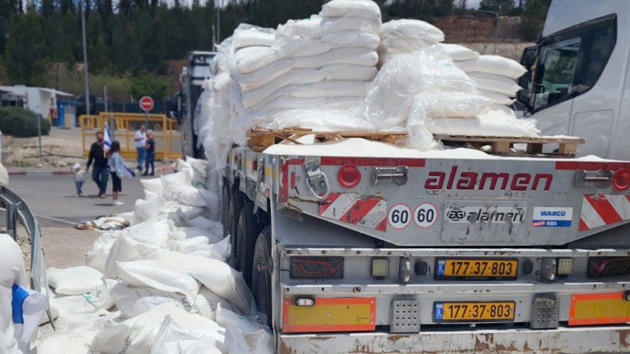 Yahudi yerleşimciler Gazze'ye gönderilen yardımlara saldırdı