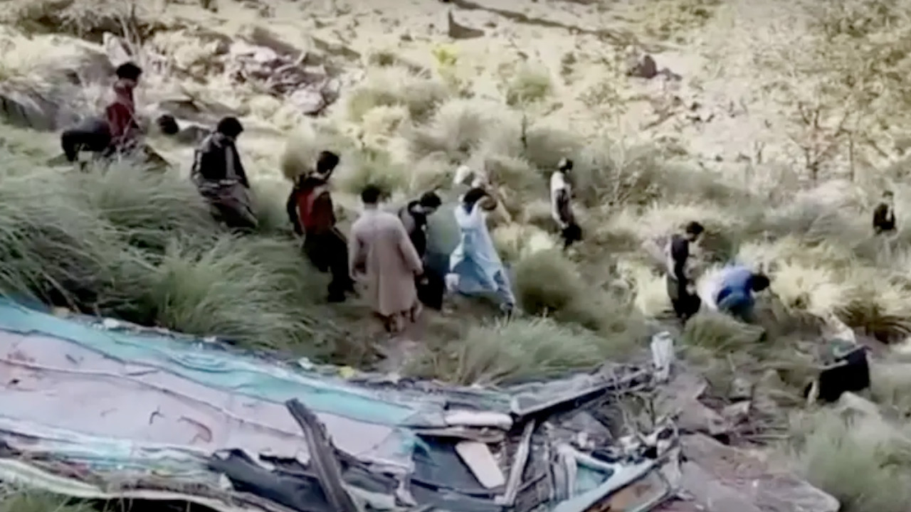 Pakistan'daki otobüs kazasında 20 kişi öldü