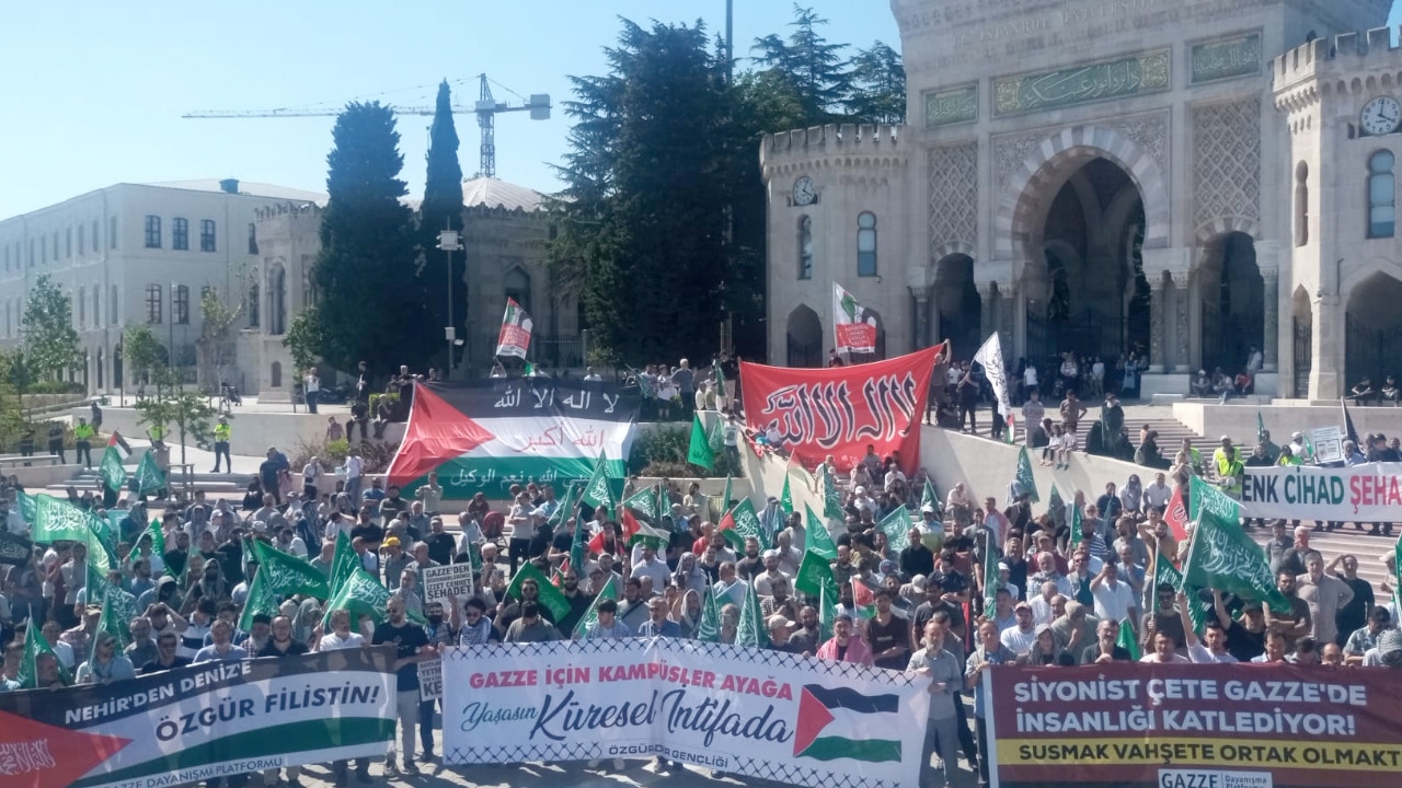 İstanbullular Gazze'ye destek için Beyazıt Meydanı'na yürüdü