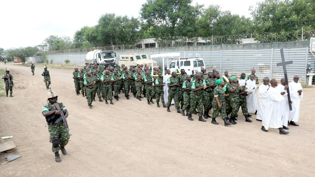 Somali'deki Hıristiyan askerler haçlarla yürüdü