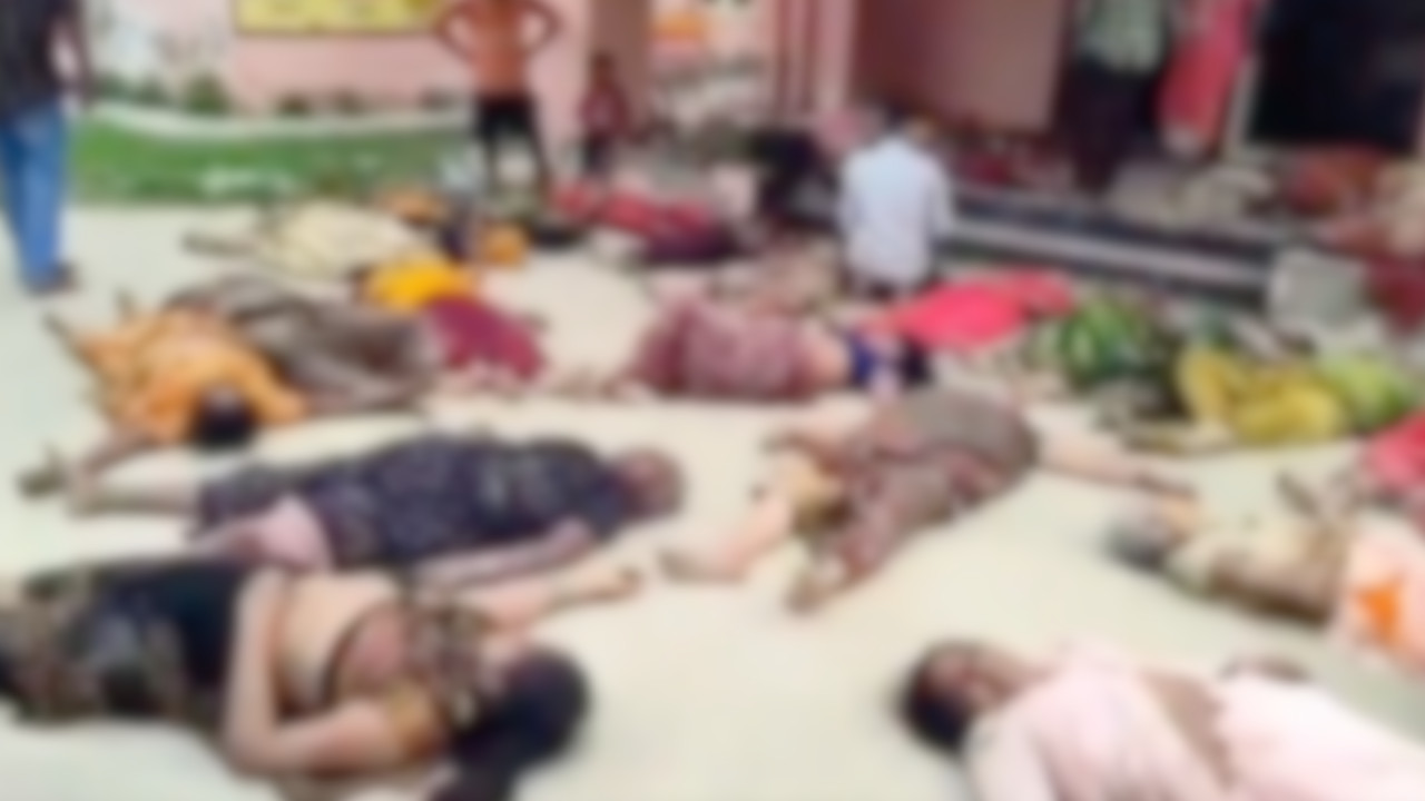 Hindistan'daki bir dini etkinlikte en az 97 kişi ezilerek öldü