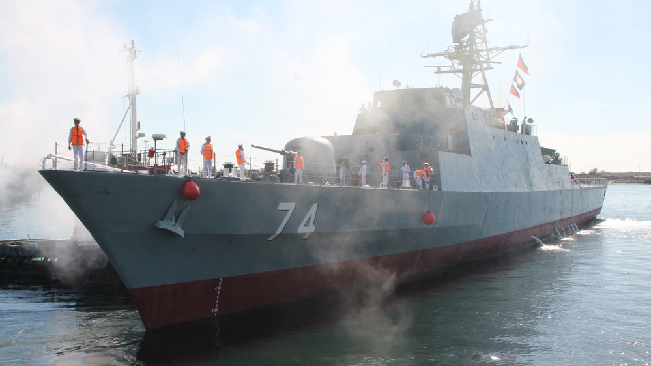 İran savaş gemisi tamir edilirken battı