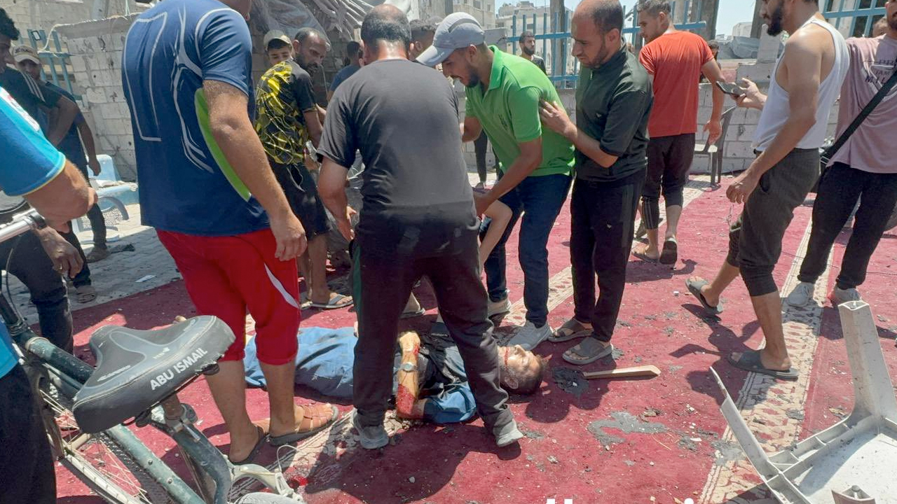 İsrail Gazze'de namaz sırasında bir mescidi bombaladı: 15 sivil hayatını kaybetti