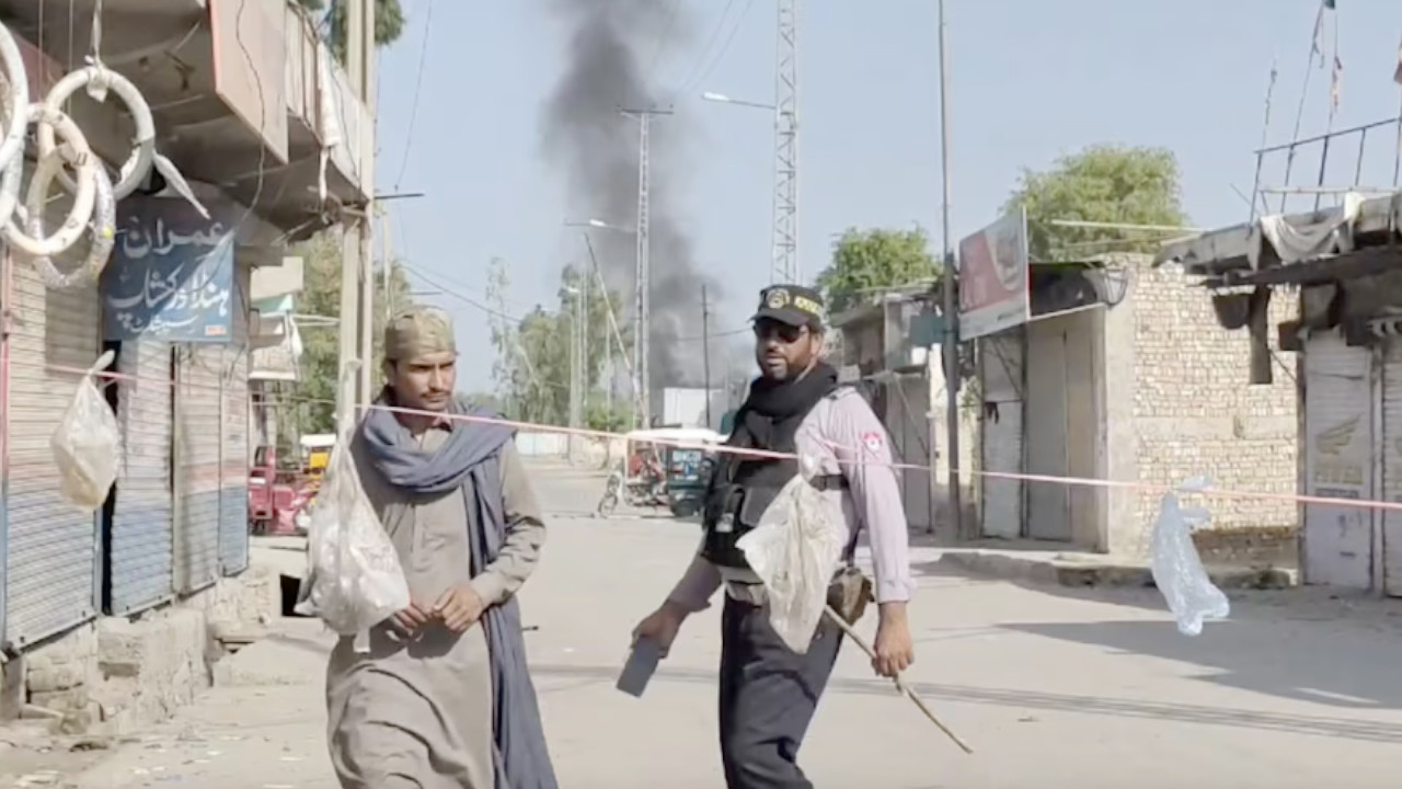 Pakistan'daki bombalı saldırıda onlarca asker öldü ve yaralandı