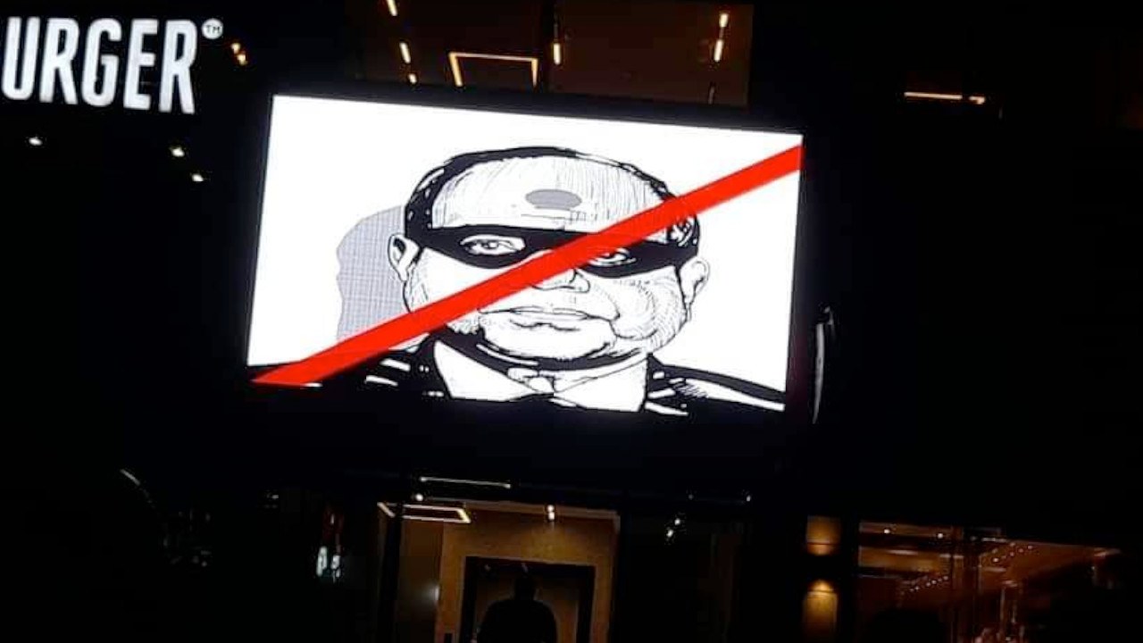 Mısırlılar Sisi karşıtı sloganların yer aldığı hacklenmiş reklam panosunu 'ayakta alkışladı'
