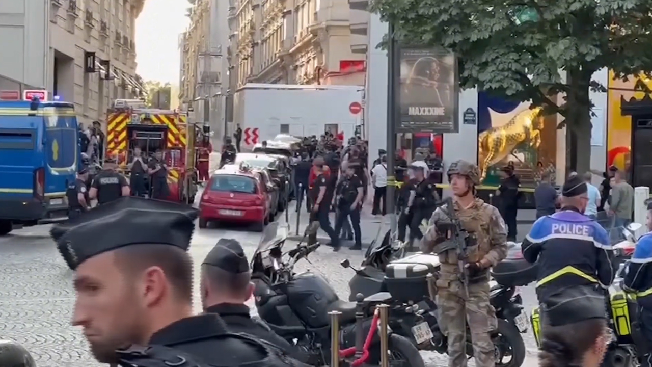 Paris'teki bıçaklı saldırıda bir polis yaralandı