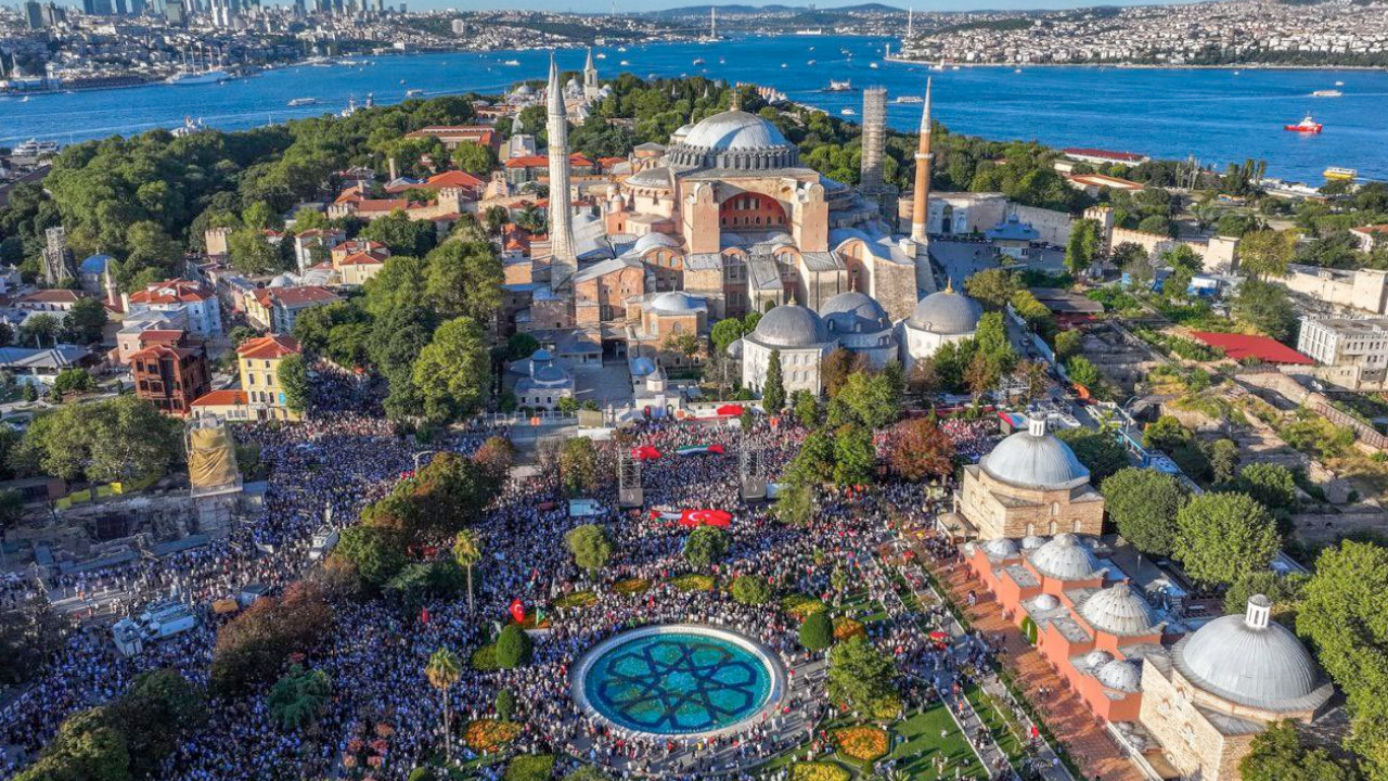 İstanbul'da binlerce kişi Hamas lideri İsmail Heniye için toplandı