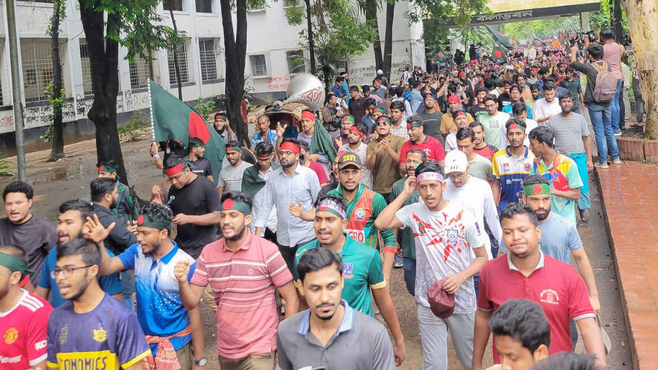 Bangladeşli protestocular Başbakan Hasina'nın istifasını talep ediyor, gözler orduda