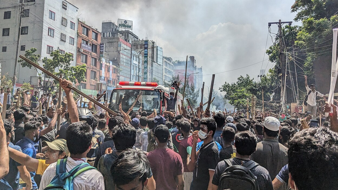 Bangladeş'te meclis feshedildi, eski başbakan serbest bırakıldı