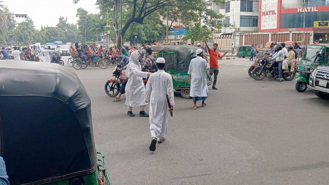 Bangladeş'te son durum: Polisin yerini gençler aldı