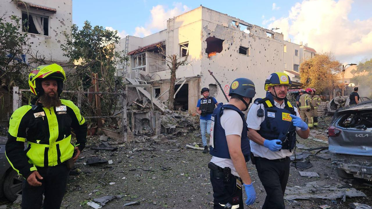 Hizbullah çağrı cihazı ve telsiz patlamalarına yanıt olarak İsrail'in kuzeyini bombaladı