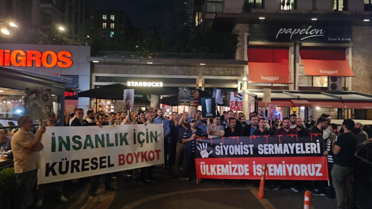 Gazze'deki İsrail katliamları Sturbucks şubeleri önünde protesto edildi