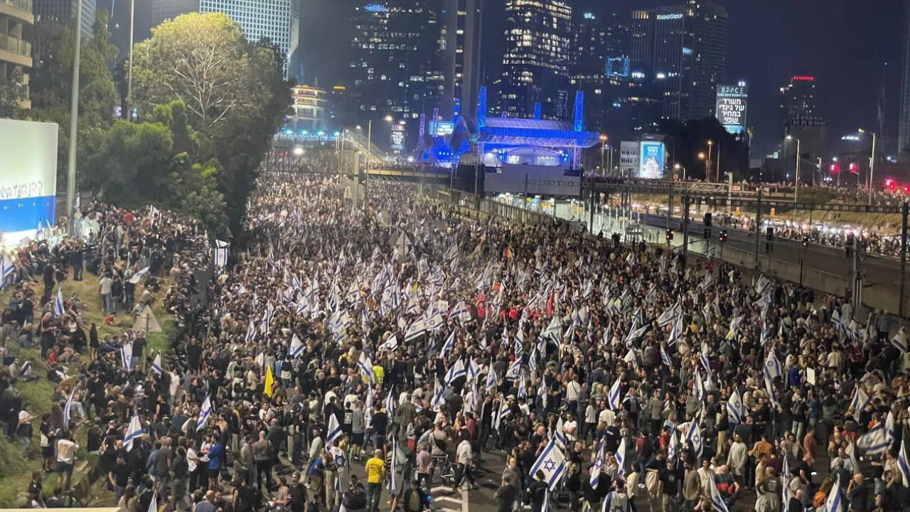 Binlerce İsrailli Netanyahu'nun savunma bakanını görevden almasını protesto etti