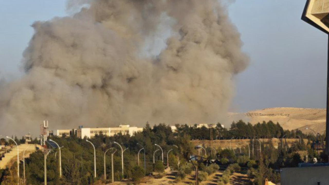 İsrail, Beşar Esed'in devrilmesinin ardından Suriye'de en az 100 noktayı bombaladı