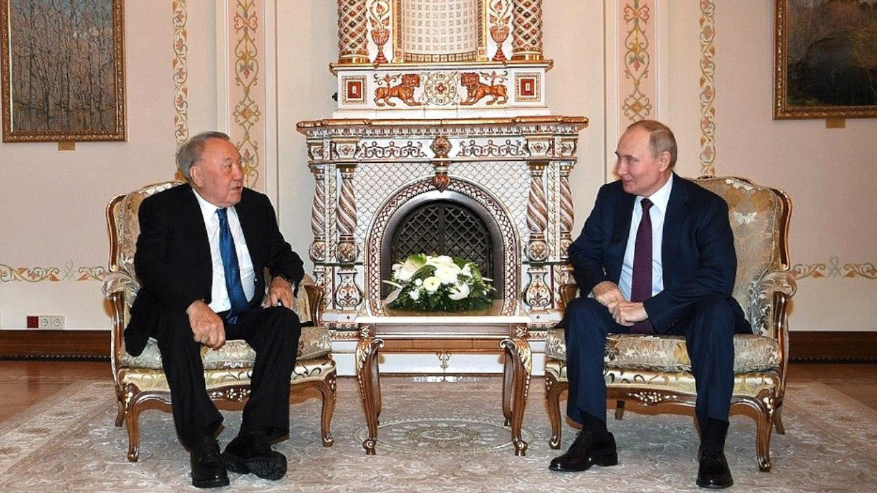 Putin eski Kazakistan Cumhurbaşkanı Nazarbayev ile bir araya geldi