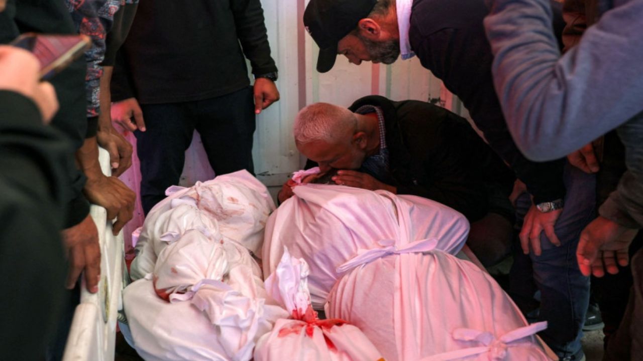Gazze'deki İsrail saldırısında onlarca kişi enkaz altında kaldı