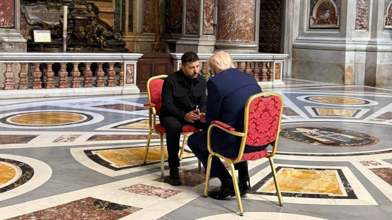 Zelenskiy ve Trump Vatikan'da görüştü
