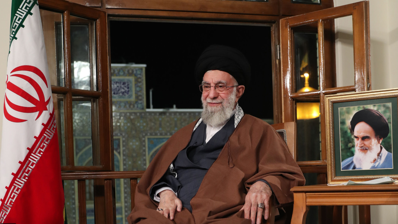 Hamaney ABD'nin İran rejimini kurtarabileceğini umuyor