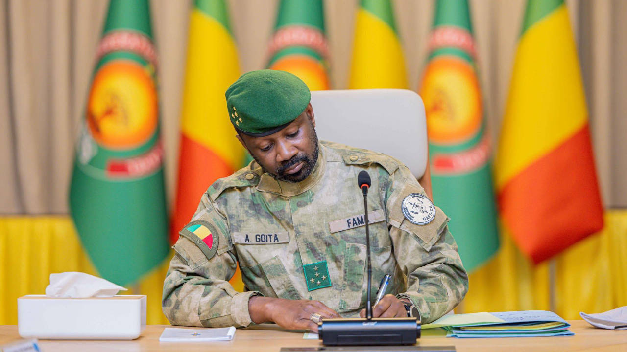 Mali'de askeri cunta siyasi partileri askıya aldı