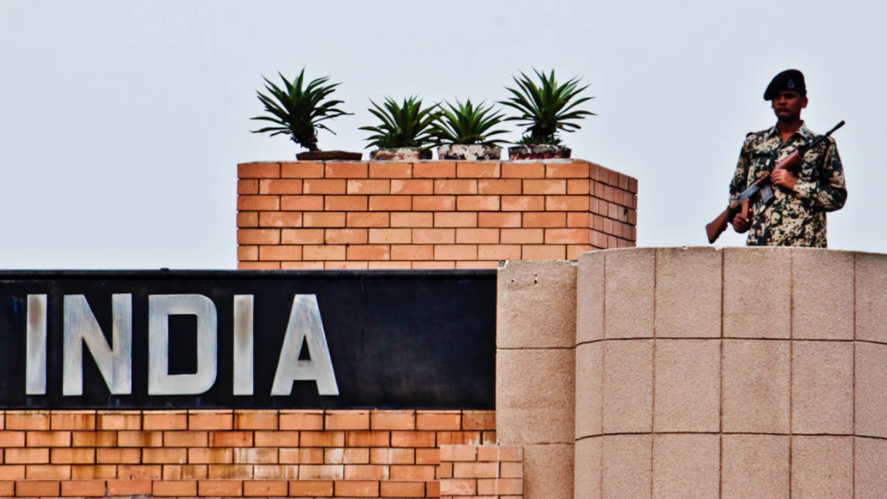 Hint askerleri sınır hattında bir Pakistanlıyı öldürdü