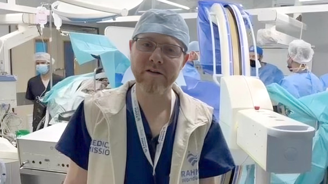 Gazze halkının yardımına koşan doktor abluka altında vefat etti