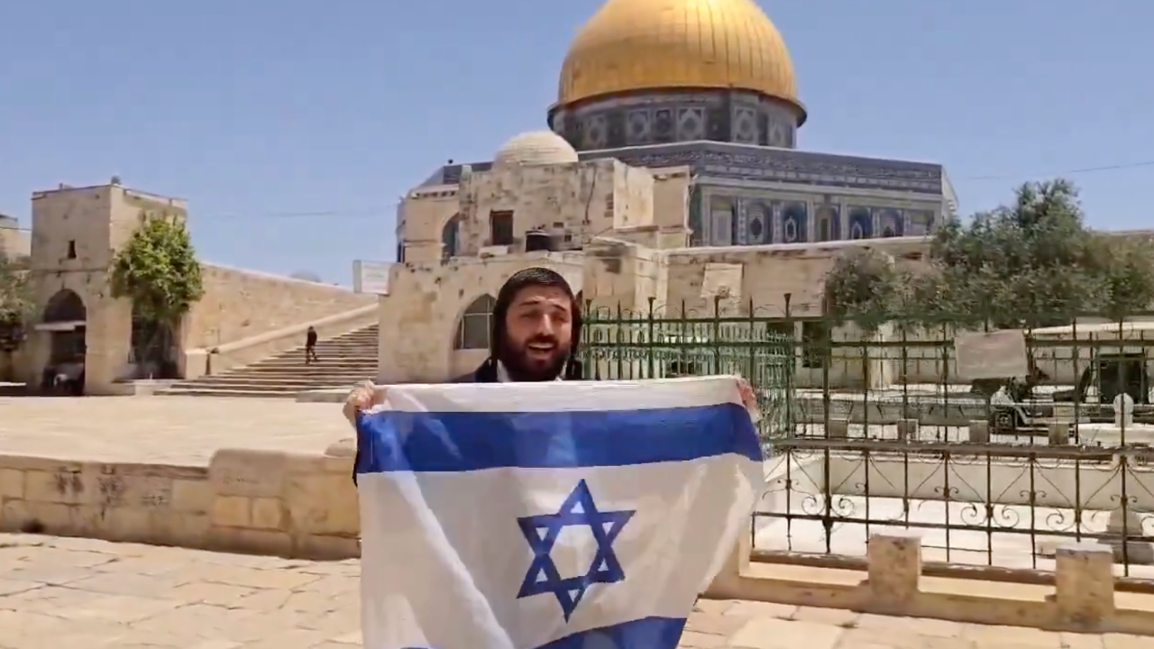 Yahudi milletvekili Mescid-i Aksa'da İsrail bayrağı açtı