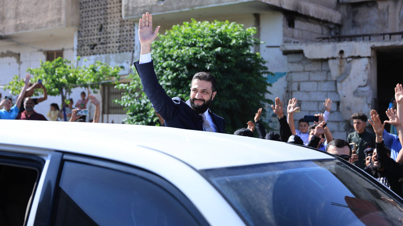 Suriye lideri devrimin başladığı Dera vilayetini ziyaret etti