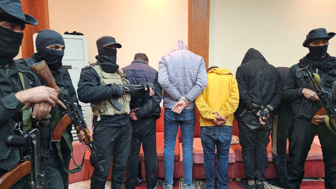 Suriye yönetimi, aralarında eski rejim unsurlarının da bulunduğu 300 mahkumu serbest bıraktı