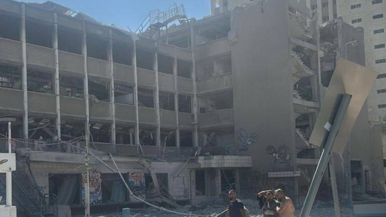 İran İsrail'i balistik füzelerle vurdu