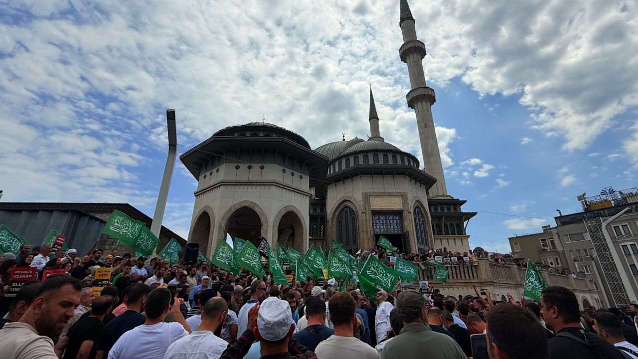 Hz. Peygamber'e hakaret karikatürü Taksim'de lanetlendi