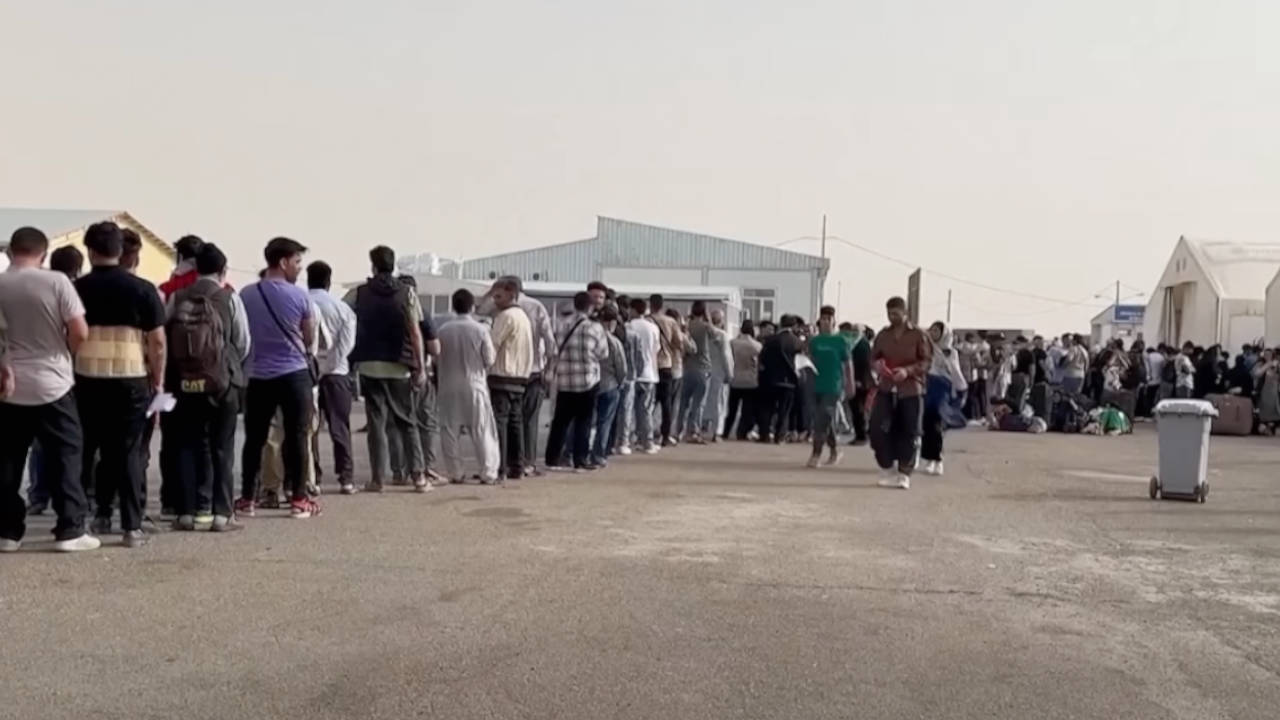 İran bir ayda 450 bin Afgan göçmeni sınır dışı etti