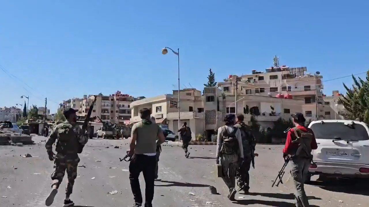 Suriye ordusu Dürzi isyanının merkezi olan Suveyda şehrine girdi