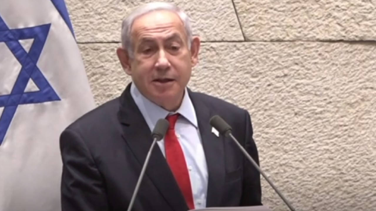 Netanyahu: Orduya Suriye güçlerini vurma talimatı verdik