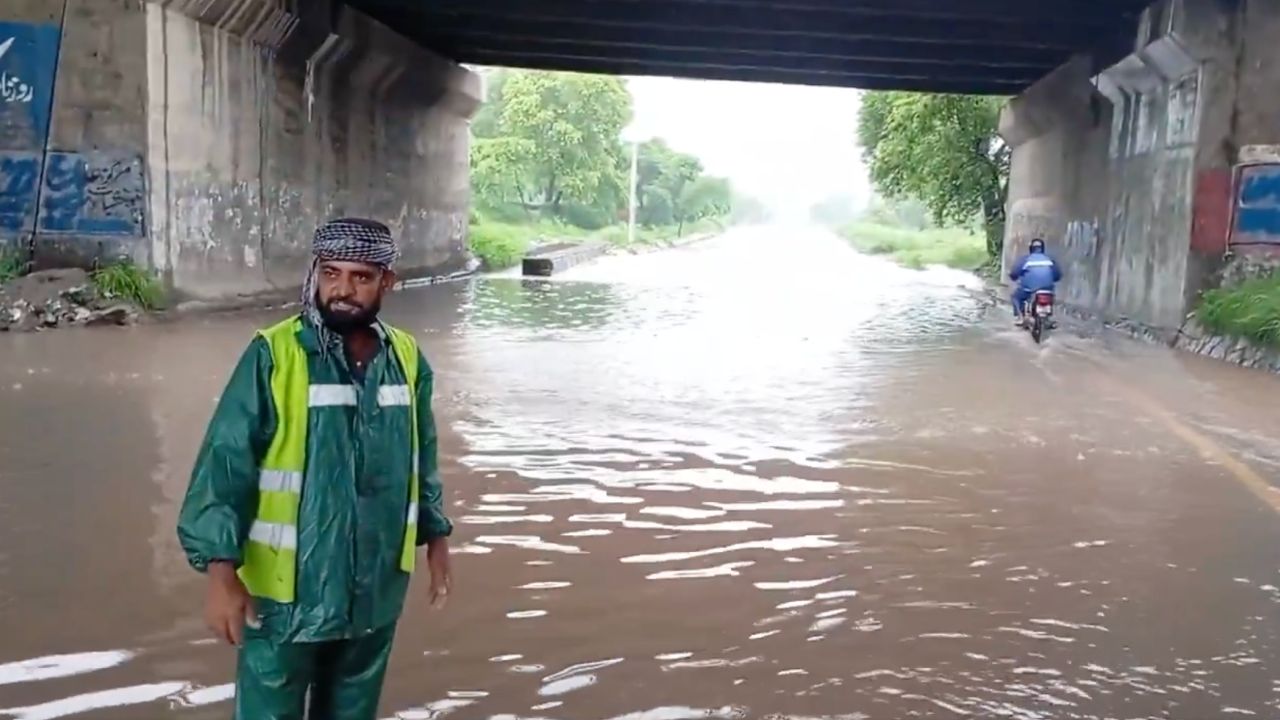 Pakistan'da seller 54 can aldı, hükümet eleştirilerin hedefinde