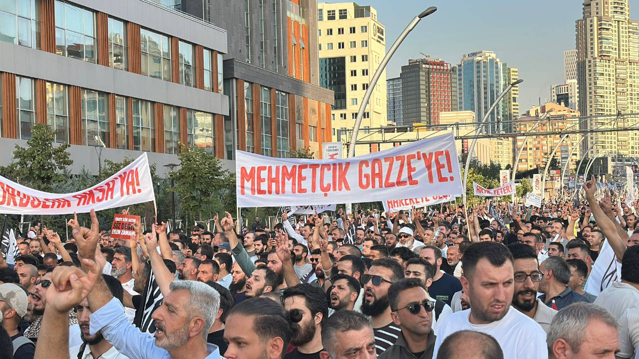Ankara'da binlerce kişi "Müslümanlar birleşin, İsrail'i yok edin" sloganlarıyla AK Parti Genel Merkezi'ne yürüdü