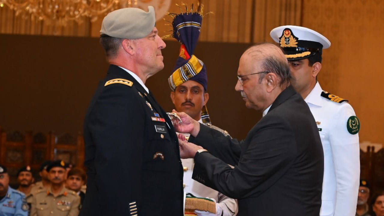 Pakistan yönetimi ABD ordusunun Ortadoğu komutanına devlet nişanı verdi