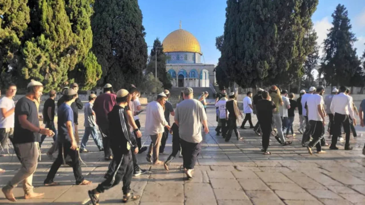 Yüzlerce Yahudi İsrailli bakanla birlikte Mescid-i Aksa'ya baskın düzenledi