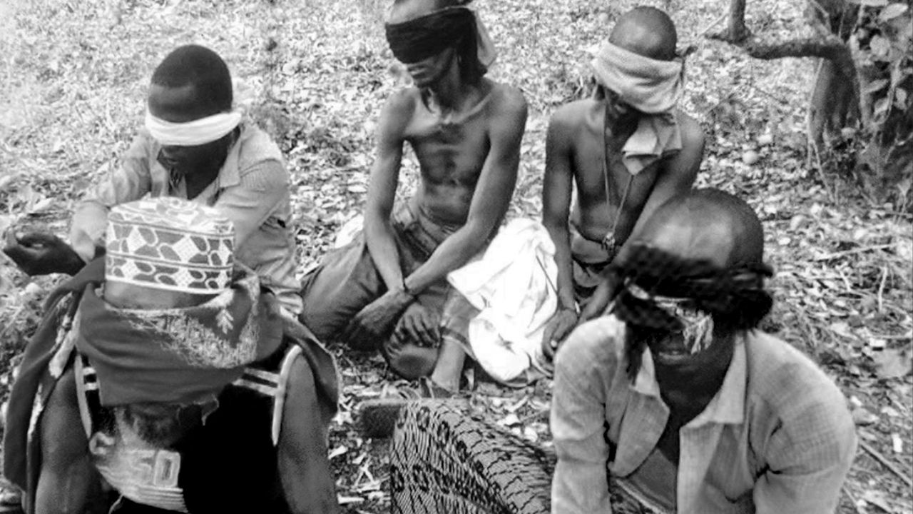 Uganda ordu komutanı alıkoyduğu Somalili sivillerin görüntüsünü paylaştı, infaz edileceklerini söyledi