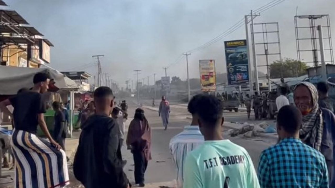 Mogadişu'da hükümet güçleriyle sivil halk arasında silahlı çatışmalar patlak verdi