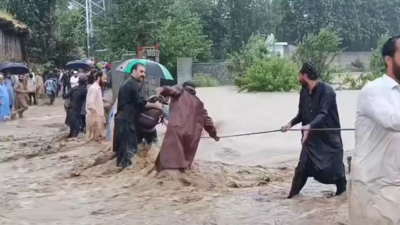 Pakistan'daki sellerde 300'den fazla kişi hayatını kaybetti