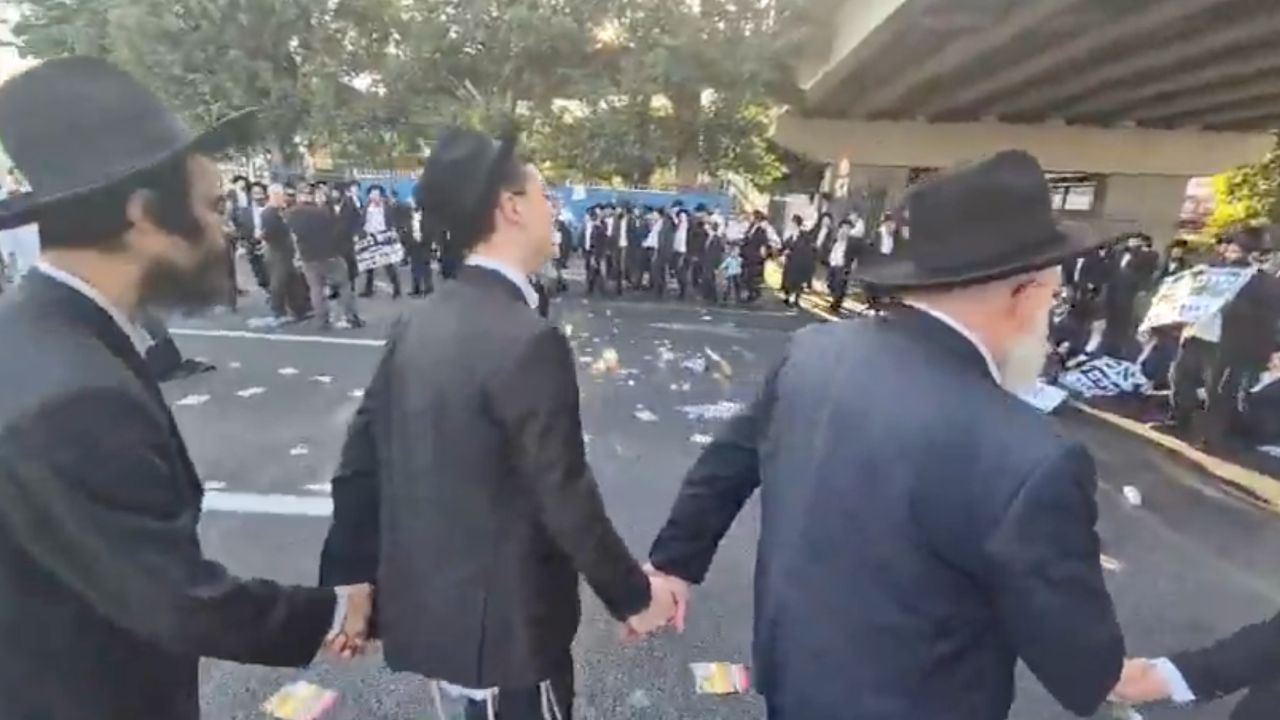 İsrail'de zorunlu askerliğe karşı çıkan Ultra Ortodoks Yahudiler yolları kapadı