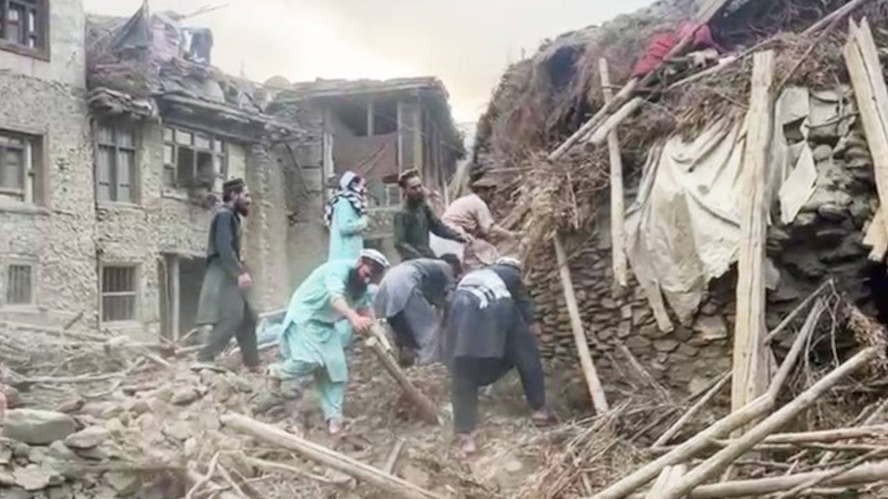 Afganistan'daki depremde yüzlerce kişi hayatını kaybetti