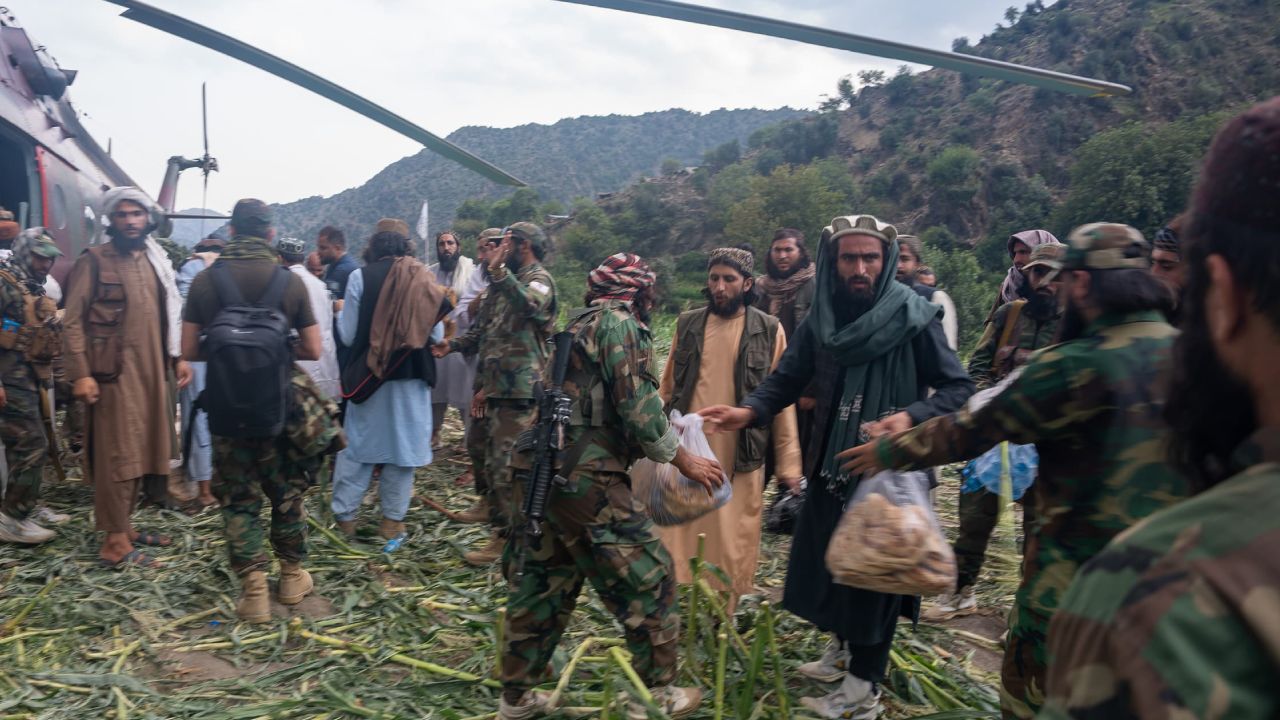 Afganistan yönetimi depremzedelere yardım için havadan asker indirmesi yaptı