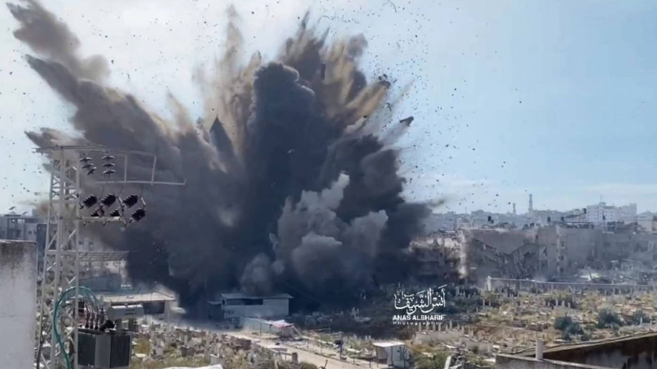 İngilizce ve İbranice arasında değişen İsrail propagandası