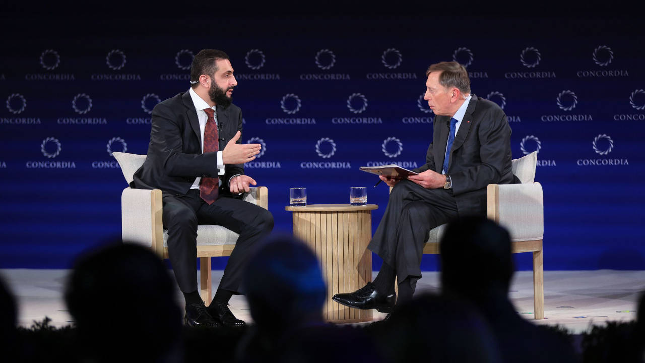 Suriye lideri Şara, eski hasmı ile yaptığı söyleşide İbrahim Anlaşmaları'na mesafeli yaklaştı