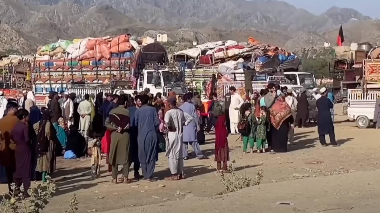 Pakistan yönetimi Afgan göçmenleri ev ve dükkanlarını yıkmakla tehdit ediyor