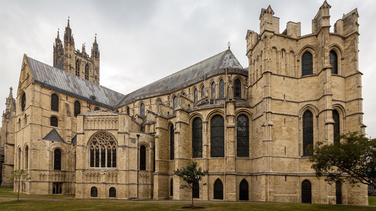 İngiliz Kilisesi'ne atanan kadın başpiskopos tartışmalara yol açtı