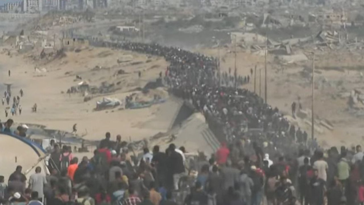 Gazze halkı İsrail'in harabeye çevirdiği evlerine dönüyor