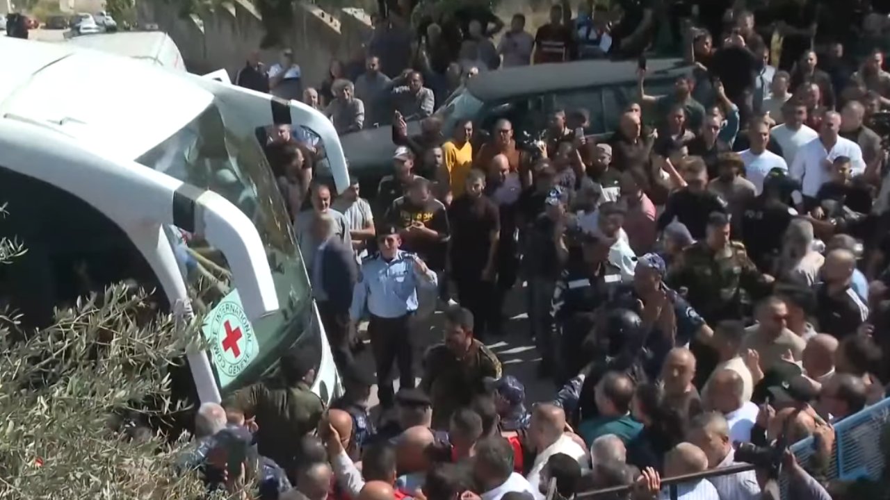 Filistinli tutsaklar esir takası kapsamında serbest kalmaya başladı